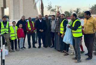 نائب بالشيوخ يوزع وجبات الإفطار على المارة في سوهاج ويشاركهم فرحة الإفطار