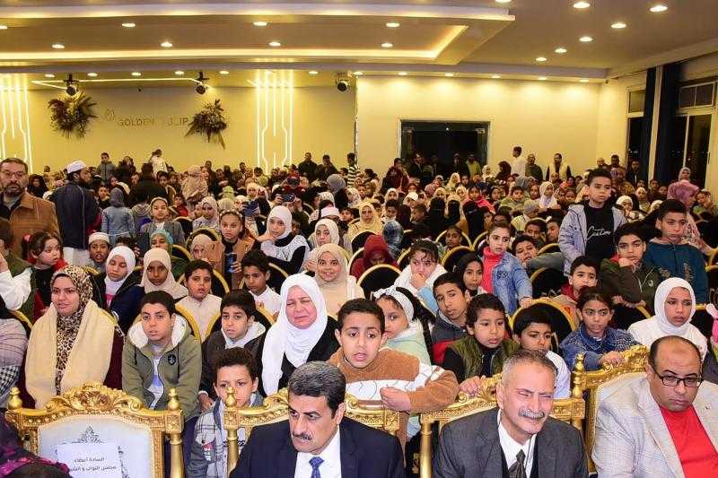 النائب محمد مكي يكرم 350 من حفظة القرآن الكريم بأخميم