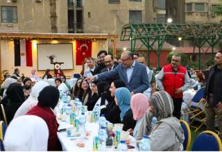 وسط تلاوة الشيخ نعينع.. حفل إفطار لعائلات غزة بالسفارة التركية بالقاهرة | فيديو