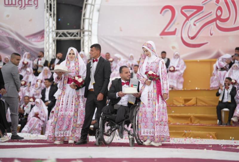 ”الفارس الشهم3” الإماراتية تنظم عرس جماعي لـ300 عريس وعروس بقطاع غزة | فيديو
