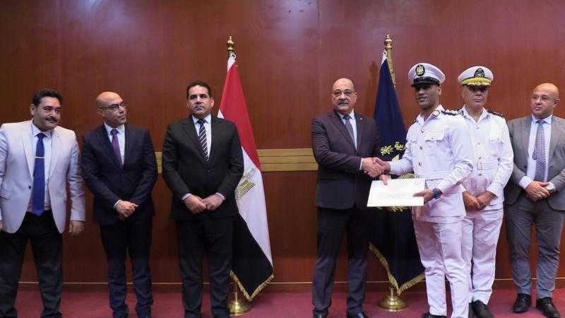 وزير الداخلية يكرم النقيب أبو بكر بقسم شرطة طهطا بسوهاج