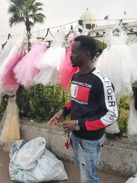سوداني يبيع فساتين على رصيف العتبة 