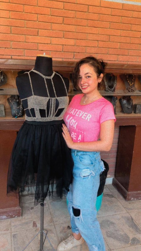 طالبة تصمم فستان من 3000 قطعة معدنية